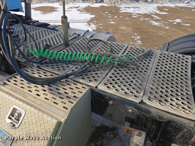 image for item EB1323 2012 Kenworth T800 semi truck