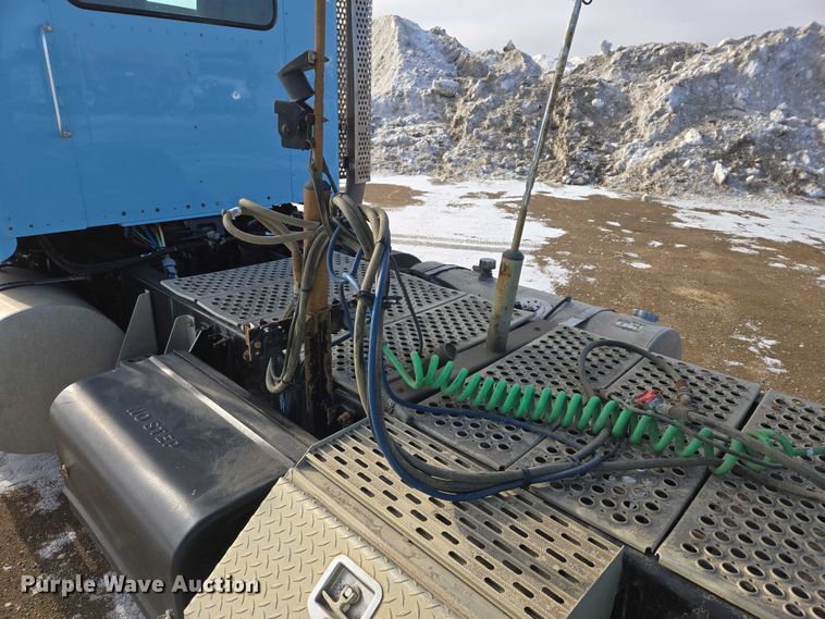 image for item EB1323 2012 Kenworth T800 semi truck