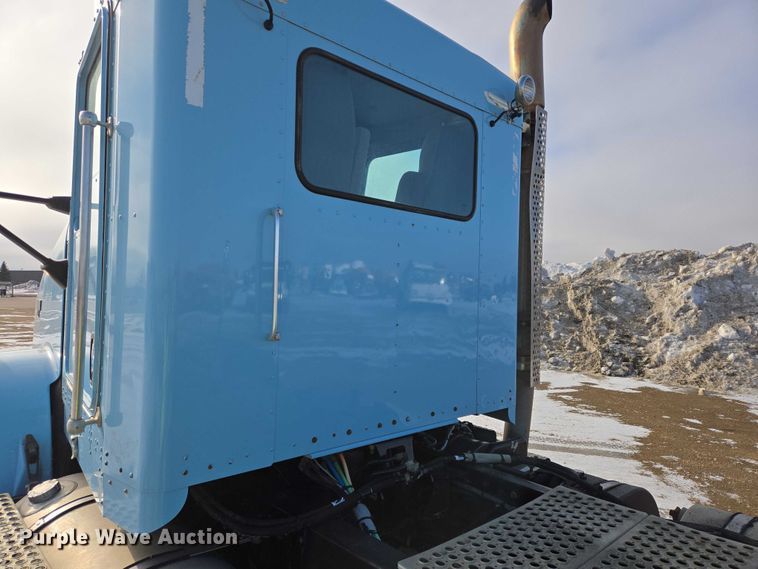 image for item EB1323 2012 Kenworth T800 semi truck