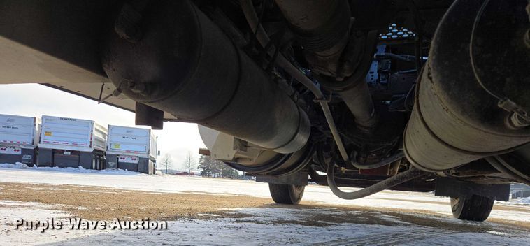 image for item EB1323 2012 Kenworth T800 semi truck