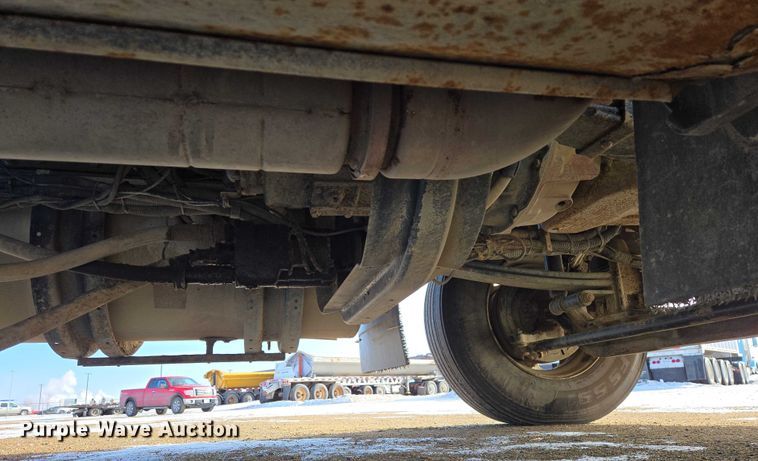 image for item EB1323 2012 Kenworth T800 semi truck