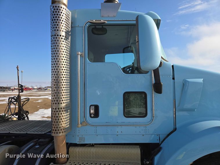 image for item EB1323 2012 Kenworth T800 semi truck