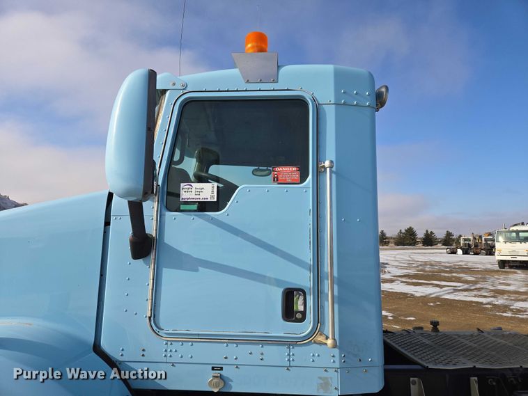 image for item EB1323 2012 Kenworth T800 semi truck