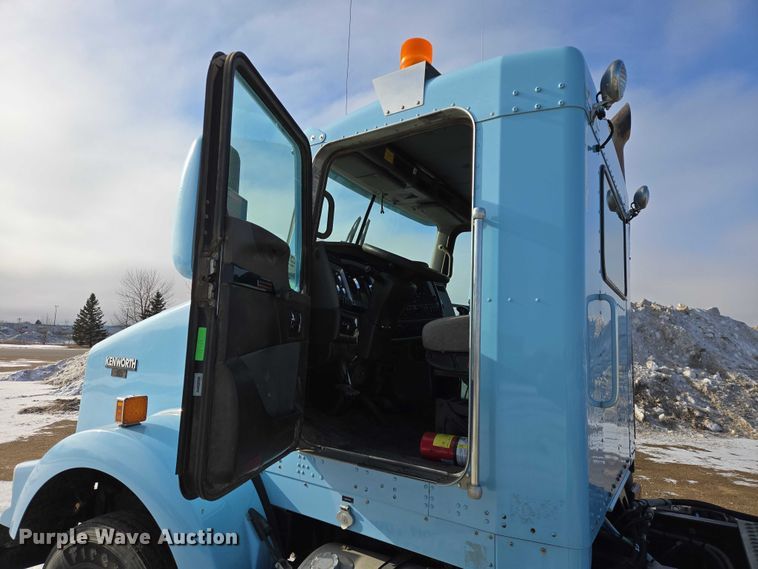 image for item EB1323 2012 Kenworth T800 semi truck