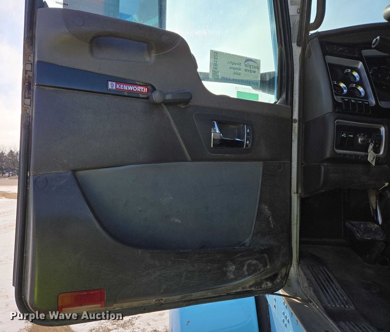 image for item EB1323 2012 Kenworth T800 semi truck