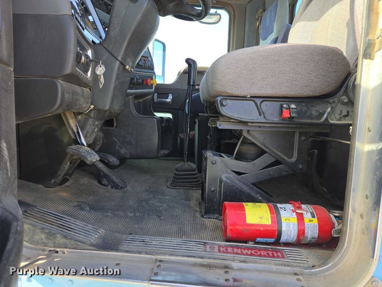image for item EB1323 2012 Kenworth T800 semi truck