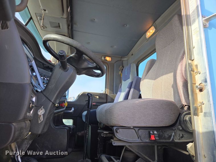 image for item EB1323 2012 Kenworth T800 semi truck