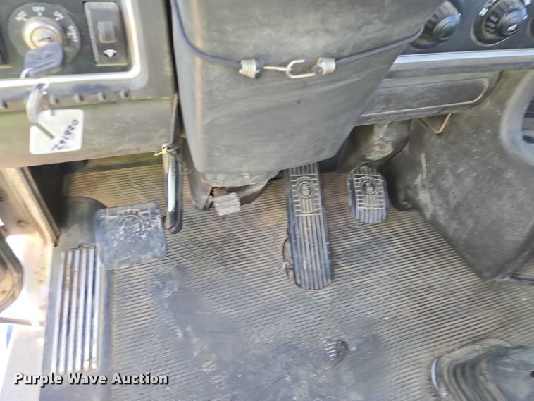 image for item EB1323 2012 Kenworth T800 semi truck