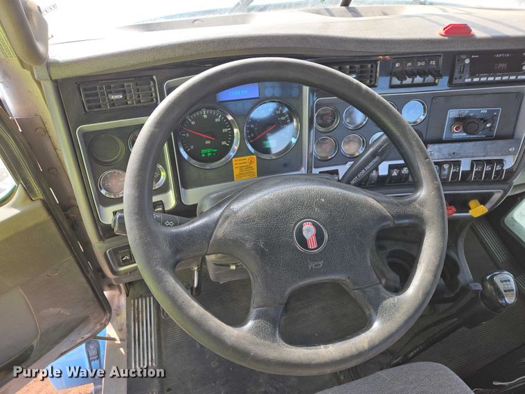 image for item EB1323 2012 Kenworth T800 semi truck