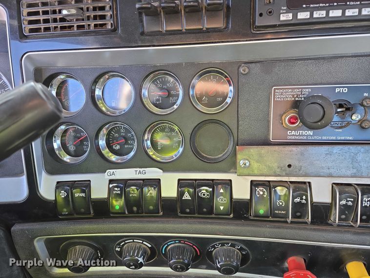 image for item EB1323 2012 Kenworth T800 semi truck