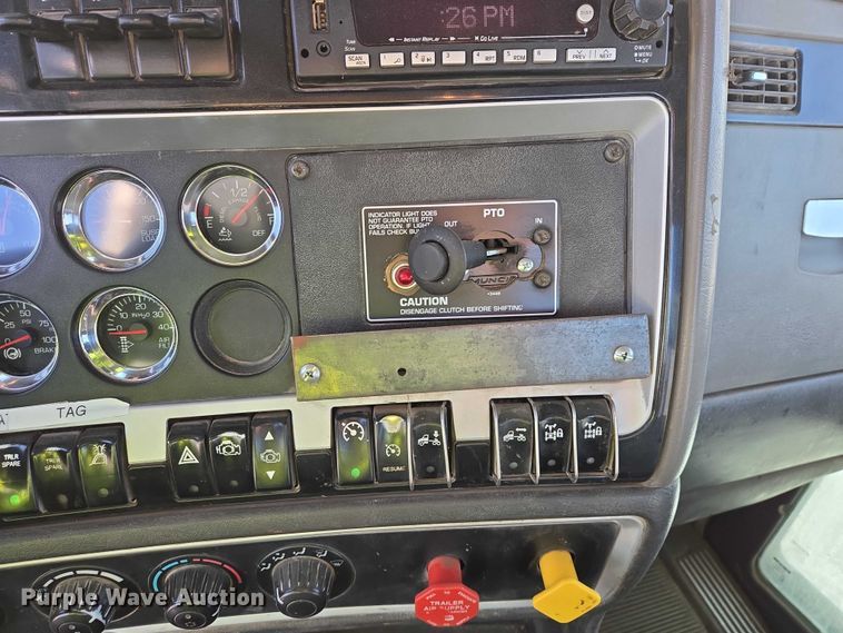 image for item EB1323 2012 Kenworth T800 semi truck