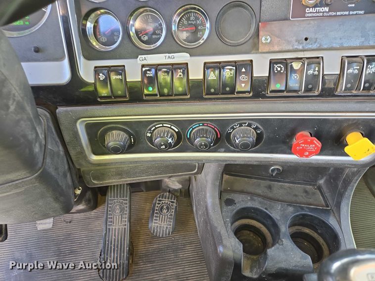 image for item EB1323 2012 Kenworth T800 semi truck