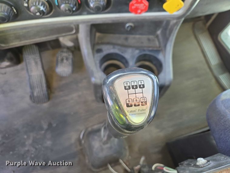 image for item EB1323 2012 Kenworth T800 semi truck