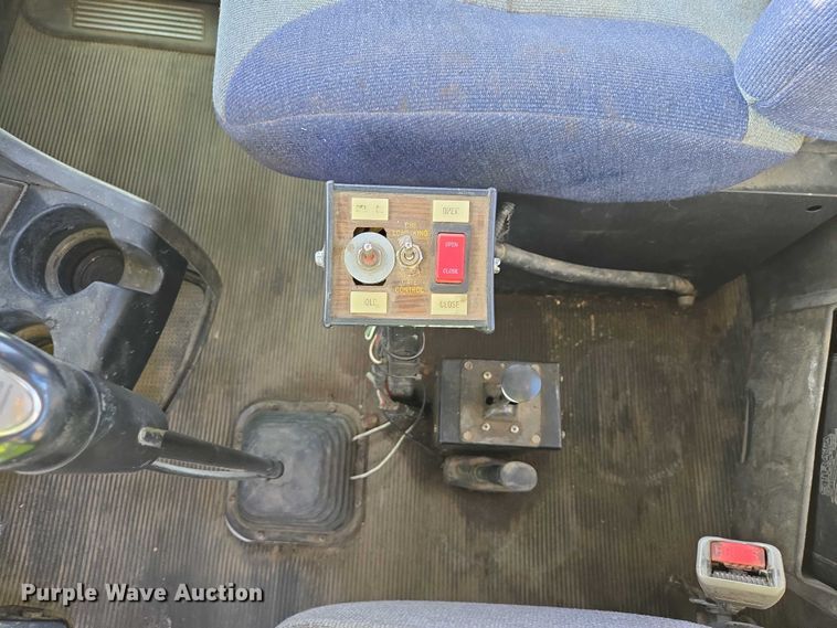 image for item EB1323 2012 Kenworth T800 semi truck