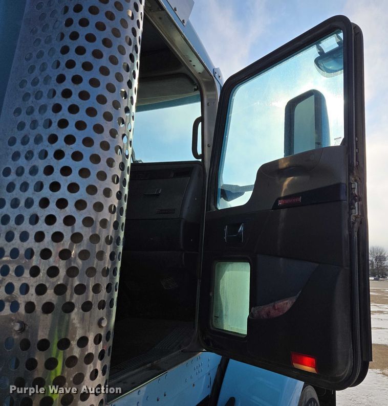 image for item EB1323 2012 Kenworth T800 semi truck