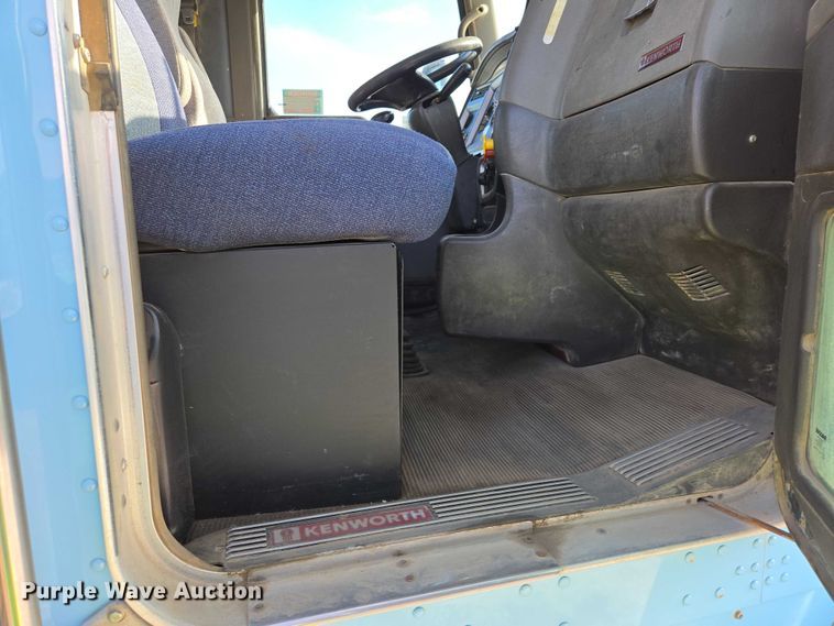 image for item EB1323 2012 Kenworth T800 semi truck