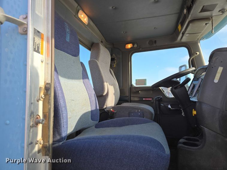 image for item EB1323 2012 Kenworth T800 semi truck