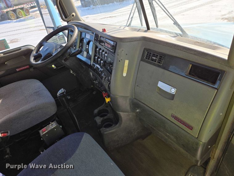 image for item EB1323 2012 Kenworth T800 semi truck