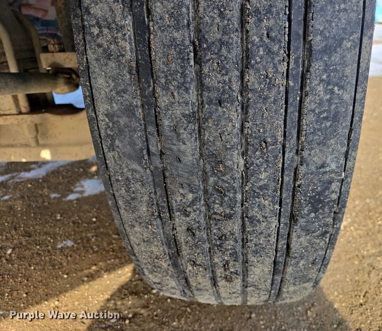 image for item EB1323 2012 Kenworth T800 semi truck