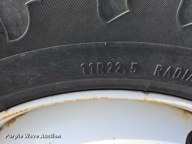 image for item EB1323 2012 Kenworth T800 semi truck