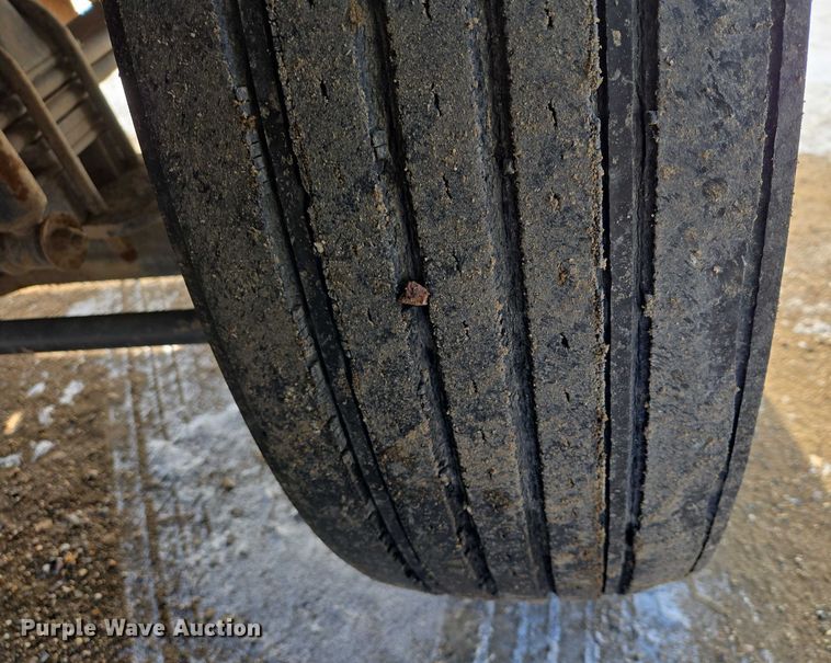 image for item EB1323 2012 Kenworth T800 semi truck