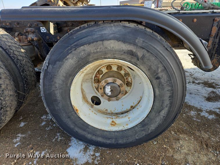 image for item EB1323 2012 Kenworth T800 semi truck