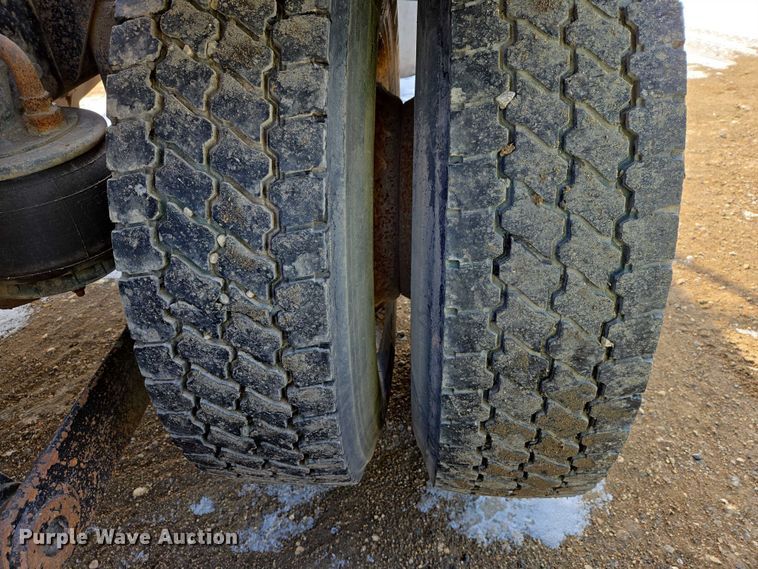 image for item EB1323 2012 Kenworth T800 semi truck