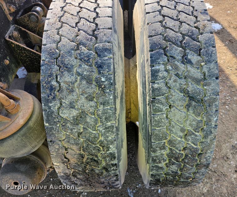 image for item EB1323 2012 Kenworth T800 semi truck