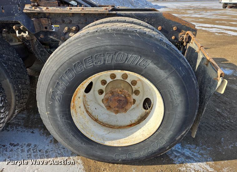 image for item EB1323 2012 Kenworth T800 semi truck