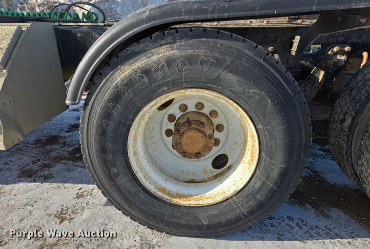 image for item EB1323 2012 Kenworth T800 semi truck