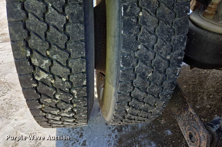 image for item EB1323 2012 Kenworth T800 semi truck