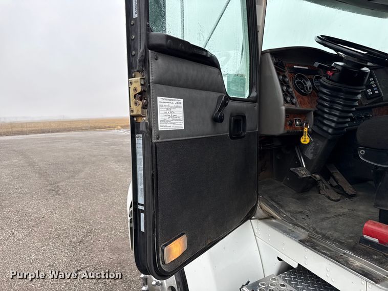 image for item EC4570 2003 Kenworth T300 truck cab and chassis