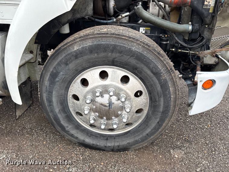 image for item EC4570 2003 Kenworth T300 truck cab and chassis