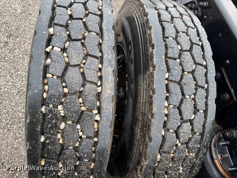 image for item EC4570 2003 Kenworth T300 truck cab and chassis