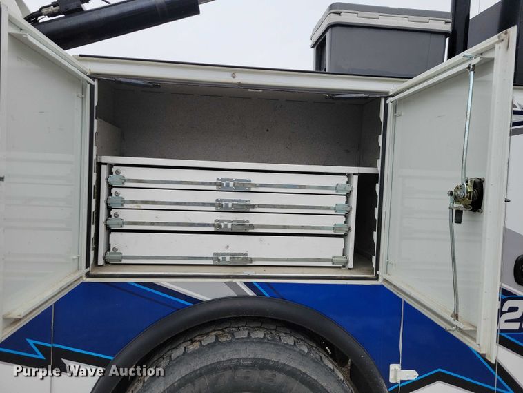 image for item EE0879 2016 Peterbilt 337 utility / service truck