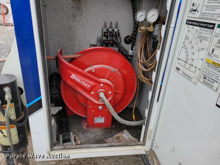 image for item EE0879 2016 Peterbilt 337 utility / service truck