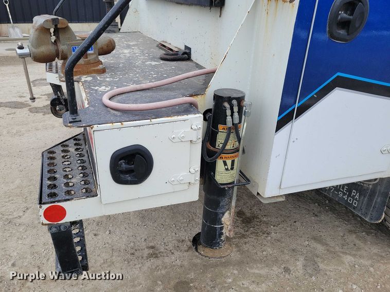 image for item EE0879 2016 Peterbilt 337 utility / service truck