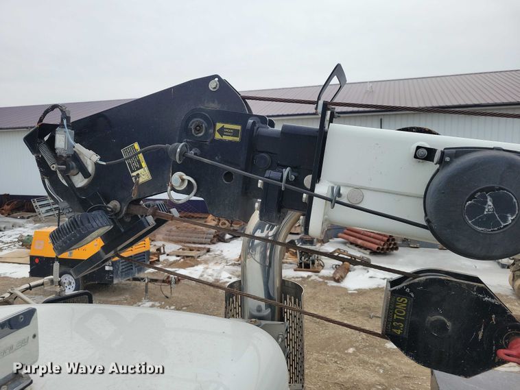 image for item EE0879 2016 Peterbilt 337 utility / service truck