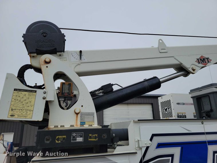 image for item EE0879 2016 Peterbilt 337 utility / service truck