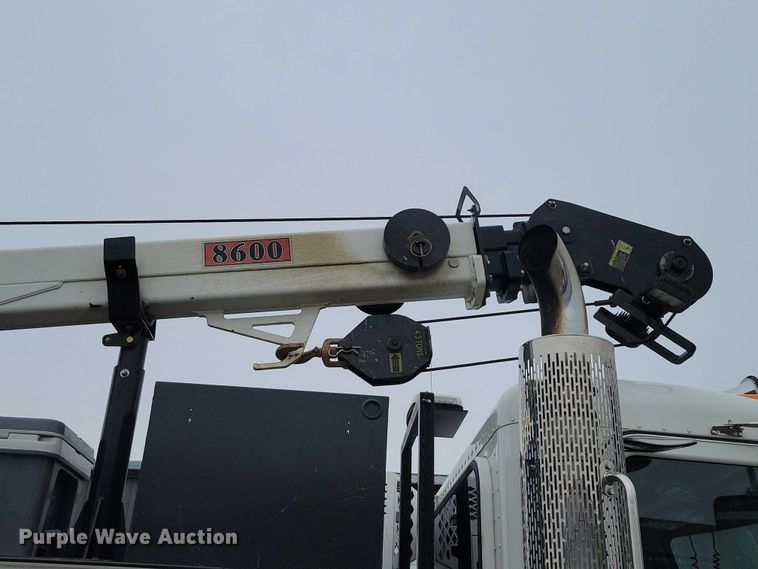 image for item EE0879 2016 Peterbilt 337 utility / service truck