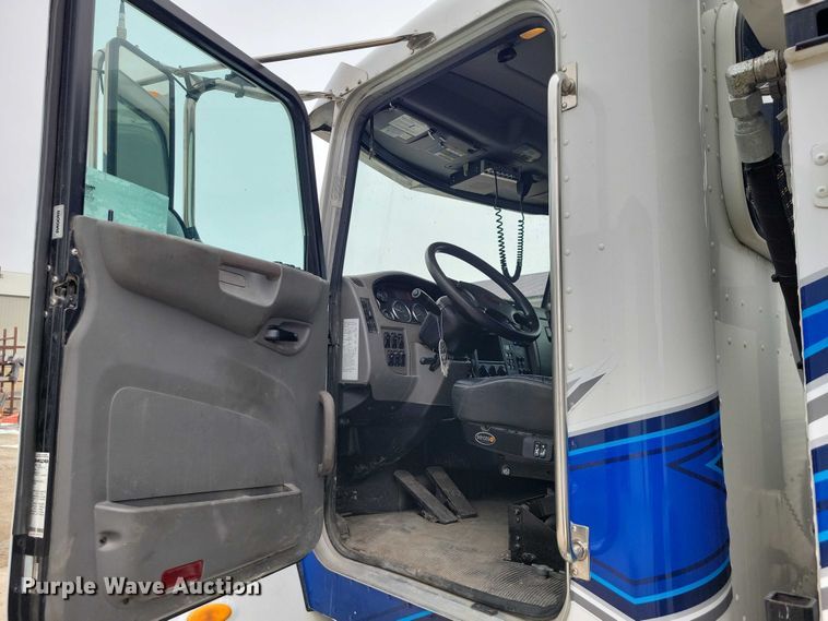 image for item EE0879 2016 Peterbilt 337 utility / service truck