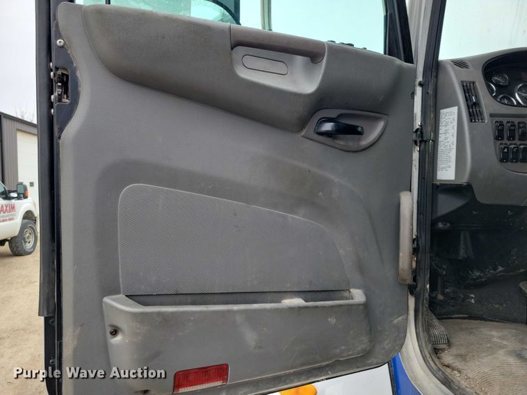 image for item EE0879 2016 Peterbilt 337 utility / service truck