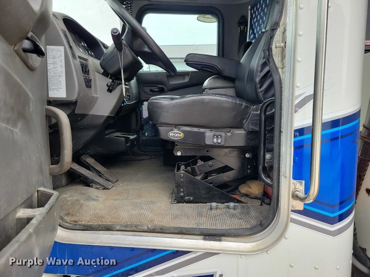 image for item EE0879 2016 Peterbilt 337 utility / service truck