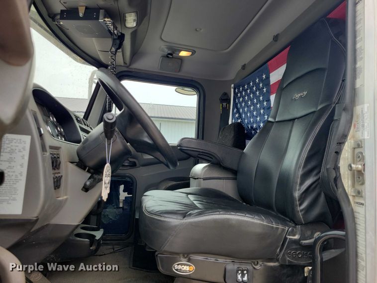 image for item EE0879 2016 Peterbilt 337 utility / service truck