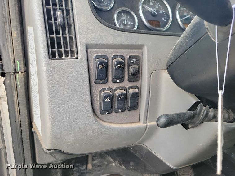 image for item EE0879 2016 Peterbilt 337 utility / service truck