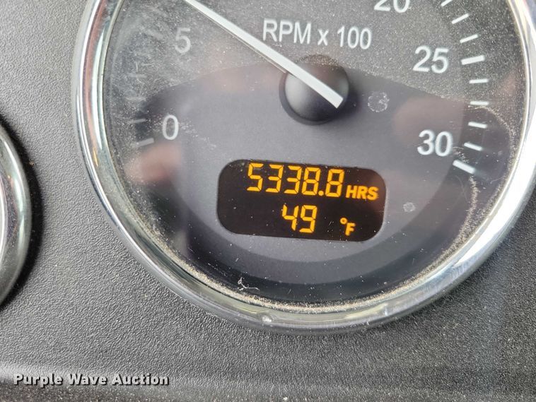 image for item EE0879 2016 Peterbilt 337 utility / service truck