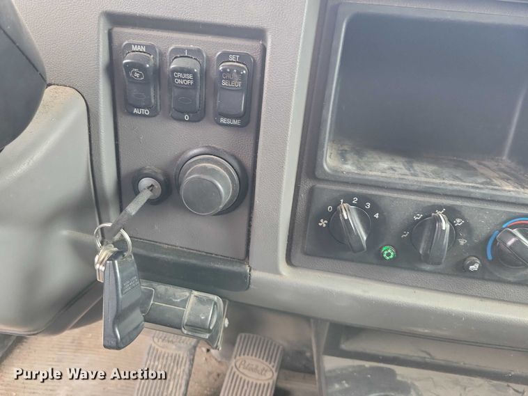 image for item EE0879 2016 Peterbilt 337 utility / service truck