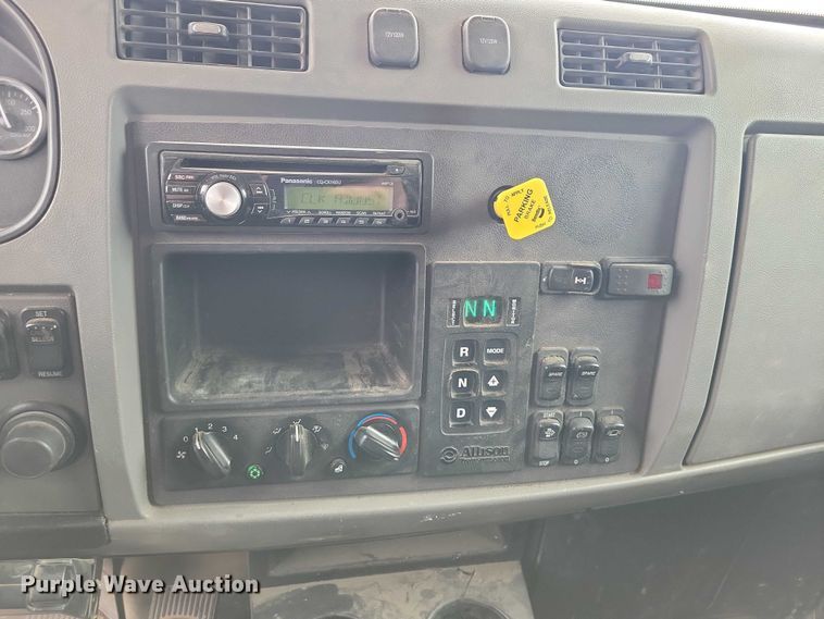 image for item EE0879 2016 Peterbilt 337 utility / service truck