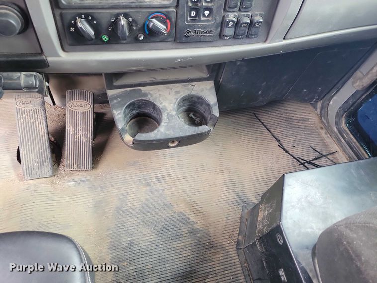 image for item EE0879 2016 Peterbilt 337 utility / service truck