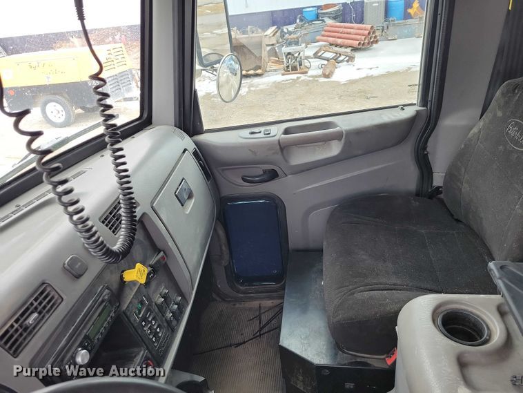 image for item EE0879 2016 Peterbilt 337 utility / service truck